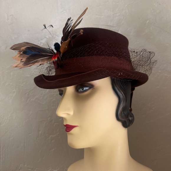EXTRAORDINARY 1940s\' BROWN FELT FEDORA/SPLIT CROWN, VEIL & FEATHER \